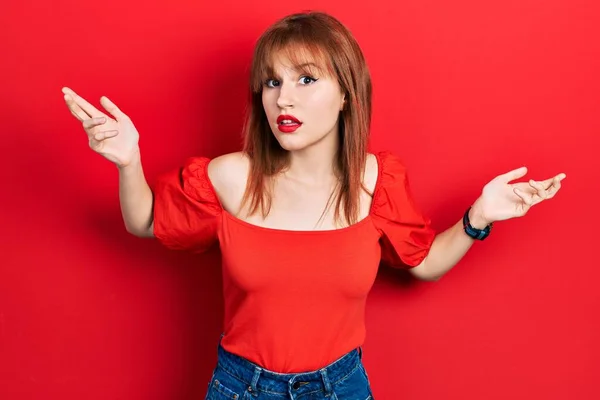 Ruiva Jovem Mulher Vestindo Casual Shirt Vermelha Sem Noção Expressão — Fotografia de Stock