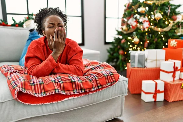 Junge Afrikanisch Amerikanische Frau Die Gelangweilt Auf Dem Sofa Weihnachtsbaum — Stockfoto