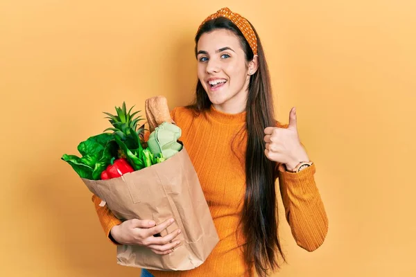 Joven Adolescente Morena Sosteniendo Una Bolsa Papel Con Alimentos Sintiéndose —  Fotos de Stock