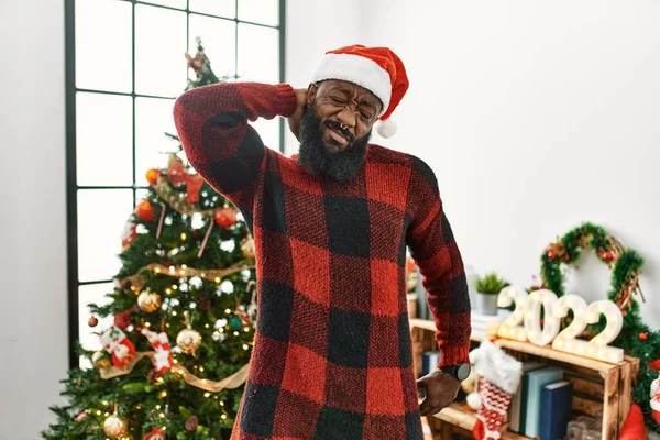 African American Man Wearing Santa Claus Hat Standing Christmas Tree — Stock Photo, Image