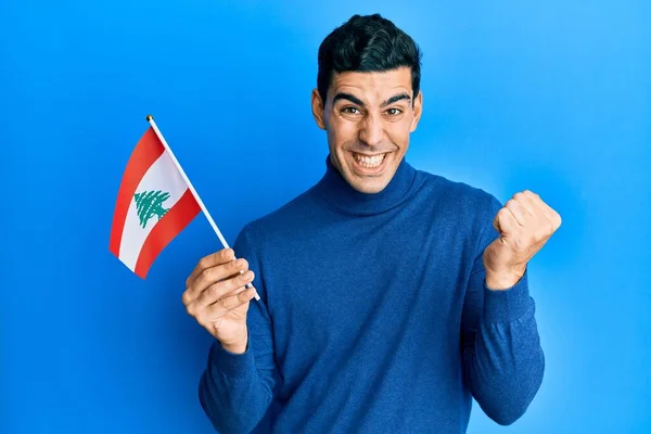 Snygg Latinamerikansk Man Håller Vänster Flagga Skriker Stolt Firar Seger — Stockfoto