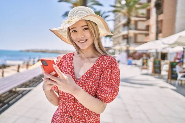 Jeune Fille Chinoise Portant Chapeau Été Utilisant Smartphone Sur Promenade — Photo