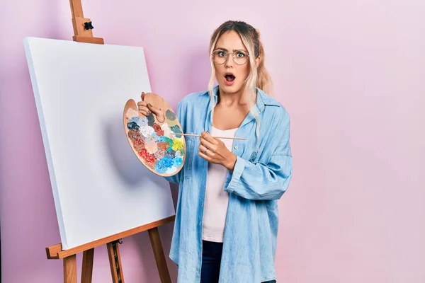 Hermosa Joven Rubia Pie Dibujo Con Paleta Por Pintor Caballete — Foto de Stock