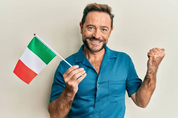 Mann Mittleren Alters Mit Italienischer Flagge Daumen Zur Seite Gerichtet — Stockfoto