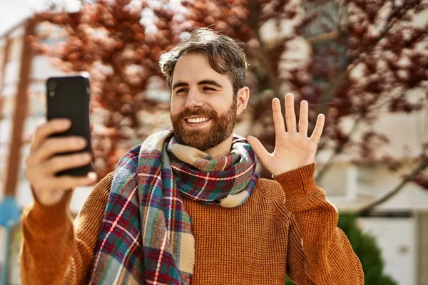 Caucásico Hombre Con Barba Haciendo Videollamada Saludando Teléfono Aire Libre —  Fotos de Stock