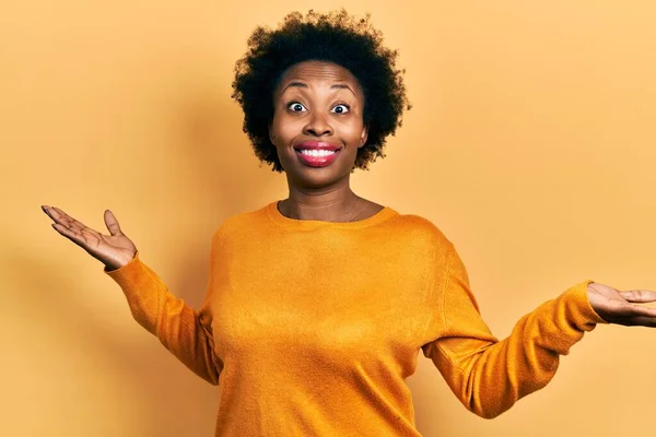 Ung Afrikansk Amerikansk Kvinna Bär Tillfälliga Kläder Ledtrådar Och Förvirrade — Stockfoto