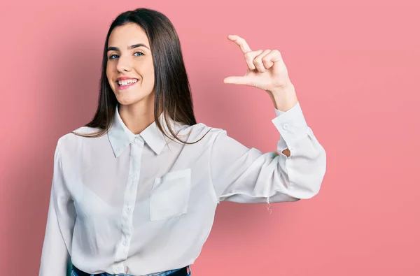 Junge Brünette Teenager Tragen Business Weißes Hemd Lächelnd Und Selbstbewusst — Stockfoto