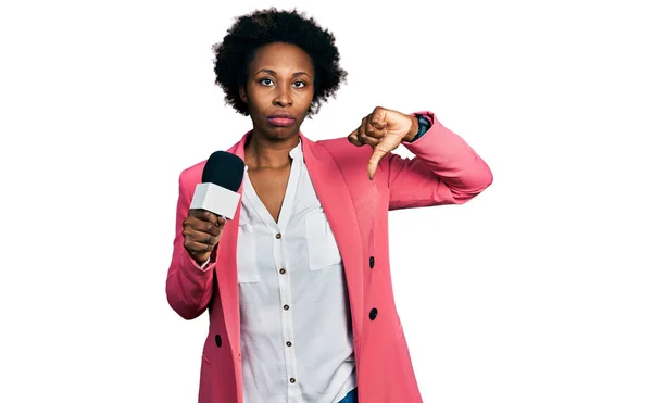 Femme Afro Américaine Avec Des Cheveux Afro Tenant Microphone Journaliste — Photo