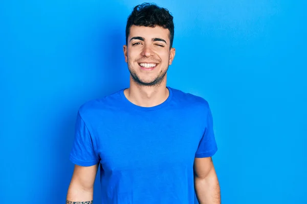 Günlük Mavi Tişört Giyen Genç Spanyol Adam Kameraya Seksi Bir — Stok fotoğraf