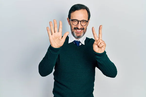 Středního Věku Hispánský Muž Sobě Ležérní Oblečení Brýle Ukazující Ukazující — Stock fotografie