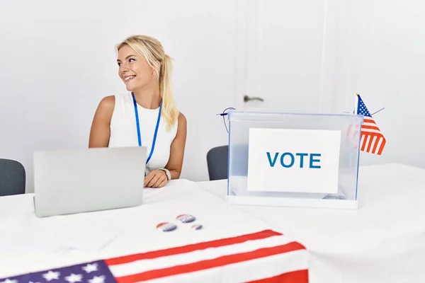 アメリカの政治運動の選挙で若い白人女性が笑顔で顔を背けているのを見て 自然な表情 自信を持って — ストック写真