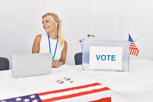 Jeune Femme Caucasienne Élection Campagne Politique Américaine Regardant Côté Avec — Photo