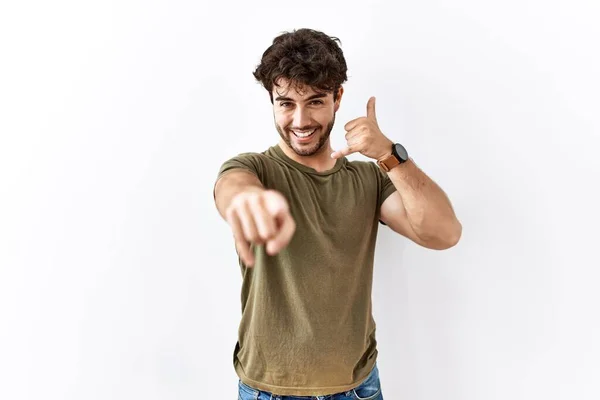 Uomo Ispanico Piedi Sopra Isolato Sfondo Bianco Sorridente Facendo Parlare — Foto Stock