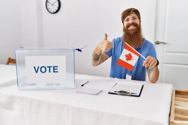 Homme Caucasien Longue Barbe Élection Campagne Politique Tenant Drapeau Canada — Photo