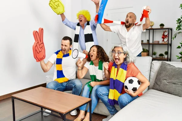 Grupo Amigos Meia Idade Assistindo Apoiando Jogo Futebol Casa — Fotografia de Stock