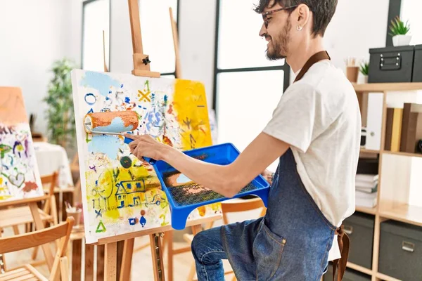 Jovem Artista Hispânico Homem Sorrindo Desenho Feliz Usando Rolo Pintura — Fotografia de Stock