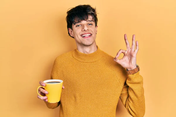 커피를 마시고 남자가 손가락으로 보이는 서명을 친절하게 몸짓을 하면서 상징을 — 스톡 사진