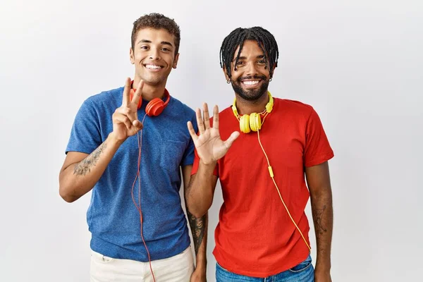 Jóvenes Hermanos Hispanos Pie Sobre Fondo Aislado Con Auriculares Que — Foto de Stock