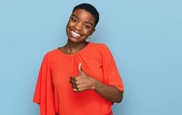 Νεαρή Αφροαμερικανή Που Φοράει Καθημερινά Ρούχα Και Κάνει Χαρούμενες Χειρονομίες — Φωτογραφία Αρχείου
