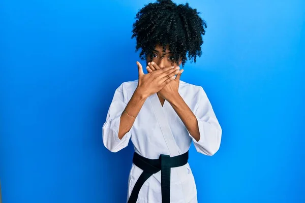 Африканская Американка Афроволосами Носящая Каратэ Кимоно Черный Пояс Шокировала Закрывая — стоковое фото