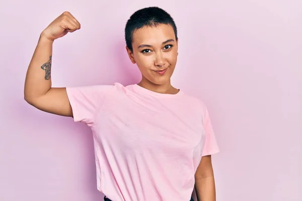 Bella Donna Ispanica Con Capelli Corti Indossa Casual Shirt Rosa — Foto Stock