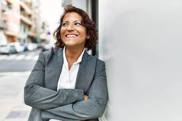 Mujer Negocios Latina Mediana Edad Sonriendo Feliz Pie Con Los —  Fotos de Stock