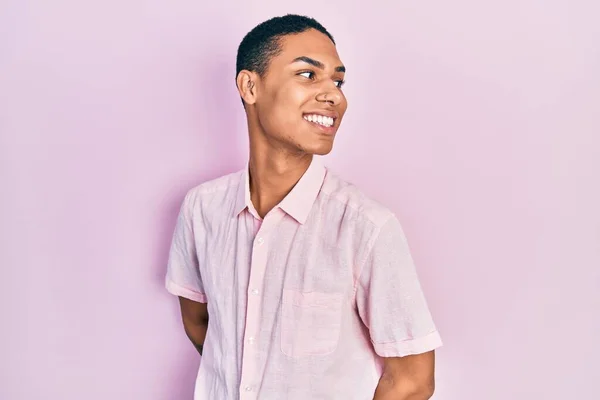 年轻的非洲裔美国人穿着休闲装 面带微笑 表情自然 充满自信地大笑 — 图库照片