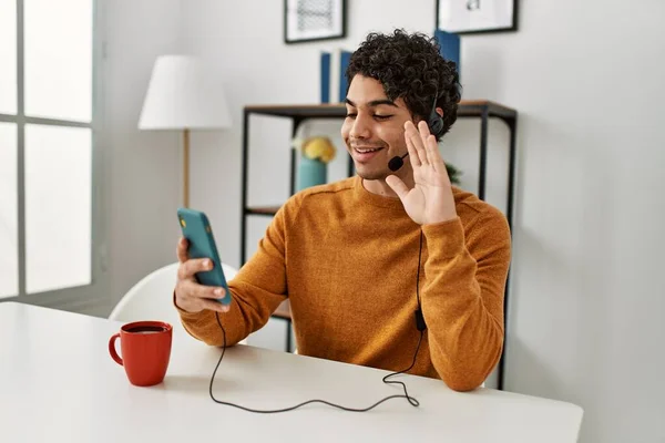 Jovem Hispânico Tendo Videochamada Usando Smartphone Sentado Mesa Casa — Fotografia de Stock