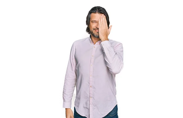 Medelålders Stilig Man Bär Business Shirt Täcker Ena Ögat Med — Stockfoto