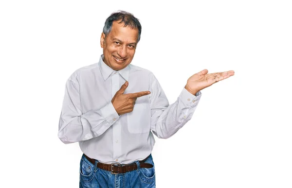 Hombre Indio Mediana Edad Con Camisa Blanca Casual Asombrado Sonriendo — Foto de Stock