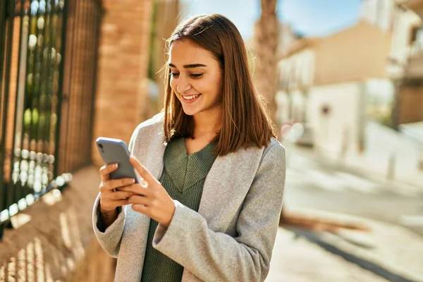 Menina Hispânica Jovem Sorrindo Feliz Usando Smartphone Cidade — Fotografia de Stock