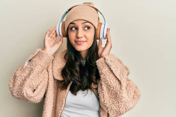 Mujer Hispana Joven Escuchando Música Usando Auriculares Sonriendo Mirando Hacia — Foto de Stock