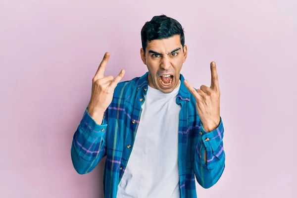 Bonito Hispânico Vestindo Roupas Casuais Gritando Com Expressão Louca Fazendo — Fotografia de Stock