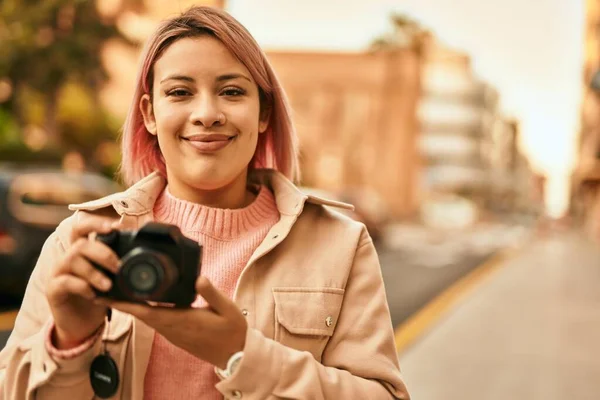 Menina Hispânica Jovem Sorrindo Feliz Usando Câmera Reflexa Cidade — Fotografia de Stock