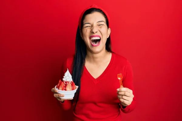 Jovem Latina Segurando Sorvete Sorrindo Rindo Forte Voz Alta Porque — Fotografia de Stock