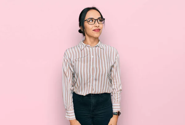 Ung Latinamerikansk Flicka Klädd Casual Kläder Och Glasögon Leende Tittar — Stockfoto