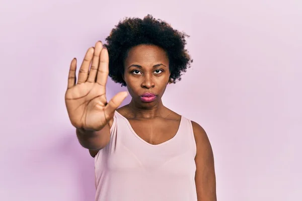 若いアフリカ系アメリカ人の女性は 手の手のひらで歌うのをやめるカジュアルな袖のないシャツを着ている 顔に負の重大なジェスチャーで — ストック写真