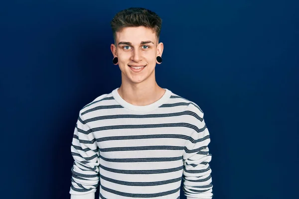 Jonge Blanke Jongen Met Oorverwijding Casual Gestreept Shirt Met Een — Stockfoto