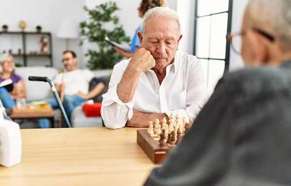 Γέροι Κάθονται Στο Τραπέζι Σκάκι — Φωτογραφία Αρχείου