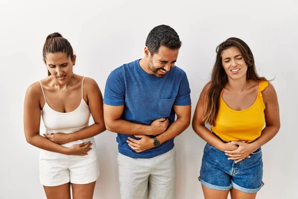 Grupo Jóvenes Hispanos Pie Sobre Fondo Aislado Con Mano Estómago — Foto de Stock