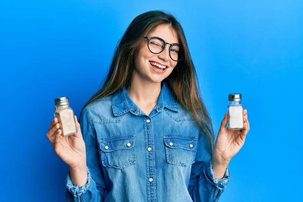 Ung Kaukasisk Kvinna Håller Salt Shaker Blinkar Tittar Kameran Med — Stockfoto