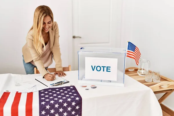 Joven Trabajador Político Americano Sonriendo Feliz Trabajando Colegio Electoral —  Fotos de Stock