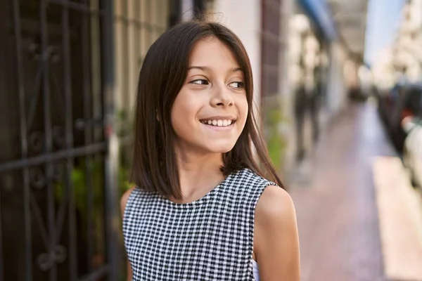 Młoda Latynoska Dziewczyna Uśmiecha Się Świeżym Powietrzu Mieście — Zdjęcie stockowe