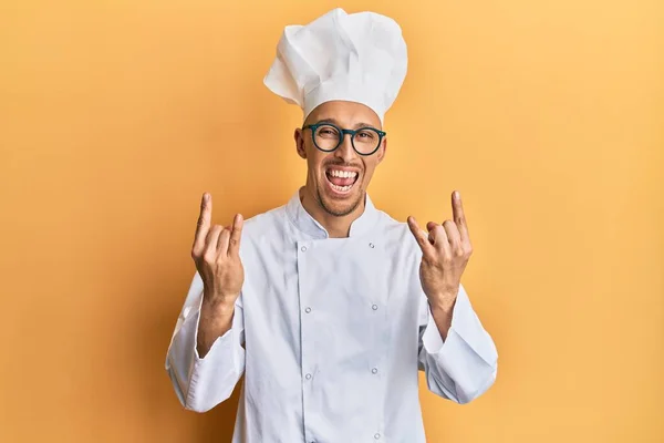 Profesyonel Aşçı Üniforması Giymiş Kel Bir Adam Çılgın Bir Ifadeyle — Stok fotoğraf