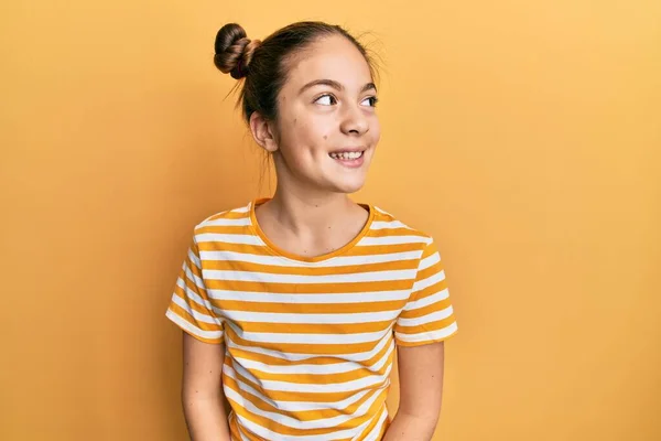 Schönes Brünettes Kleines Mädchen Lässig Gestreiftem Shirt Das Mit Einem — Stockfoto