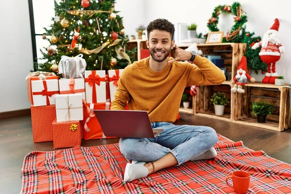 Joven Árabe Usando Portátil Sentado Junto Árbol Navidad Sonriendo Haciendo — Foto de Stock