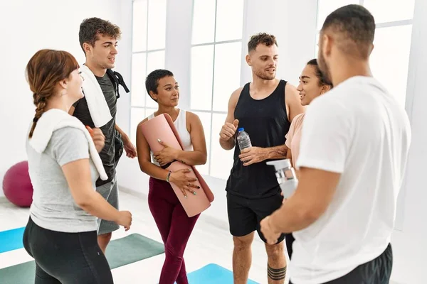 Spor merkezinde duran ve konuşan bir grup genç sporcu..