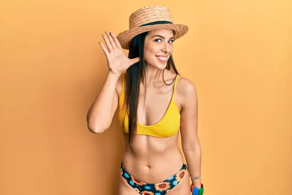 Ung Latinamerikansk Kvinna Med Bikini Och Sommarmössa Som Ler Med — Stockfoto