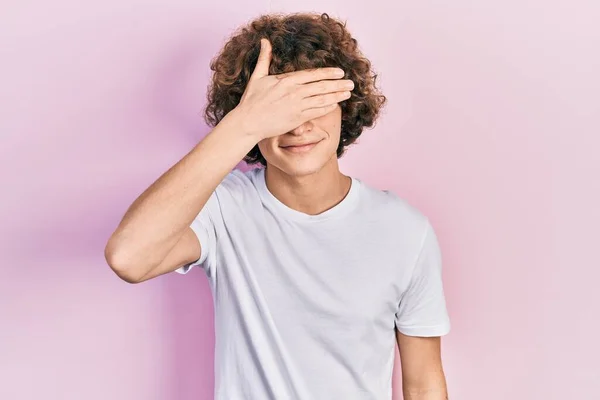 Hombre Joven Guapo Con Camiseta Blanca Casual Sonriendo Riendo Con —  Fotos de Stock