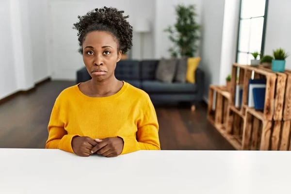 Mujer Afroamericana Joven Con Ropa Casual Sentada Mesa Casa Deprimida —  Fotos de Stock
